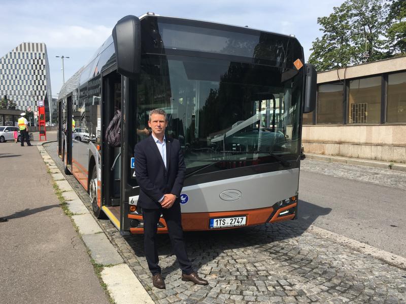 V Praze dnes vyjede do testovacího provozu hybridní autobus Solaris