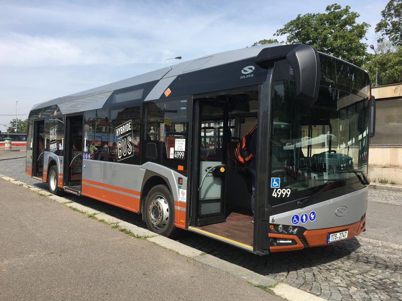 V Praze dnes vyjede do testovacího provozu hybridní autobus Solaris