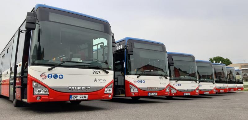 Nové kapacitní autobusy Arrivy mezi Prahou a Příbramí jsou s klimatizací a bez schodů