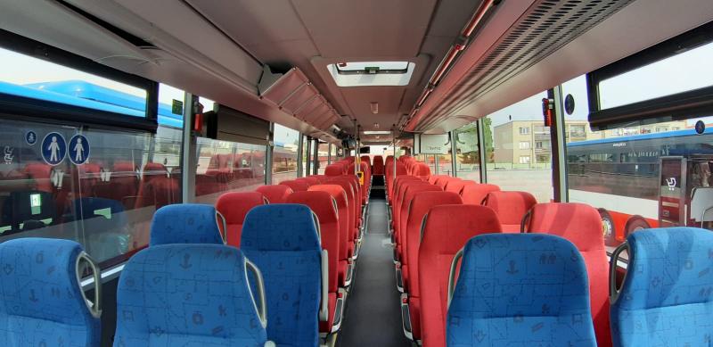 Nové kapacitní autobusy Arrivy mezi Prahou a Příbramí jsou s klimatizací a bez schodů