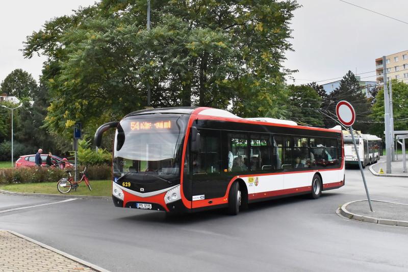 V Plzni vyjel první autobus SOR NS 12