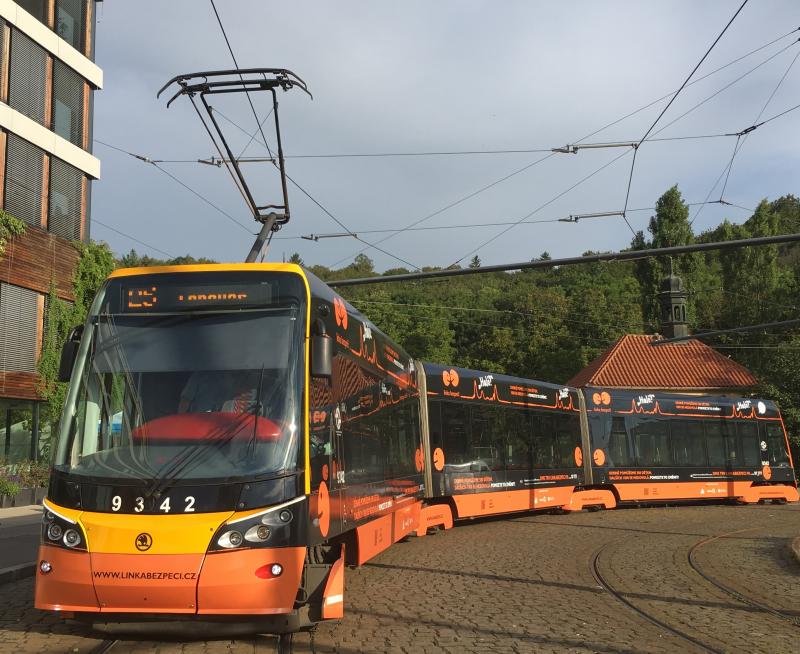 Z každé platby kartou v pražských tramvajích půjde část na podporu Linky bezpečí