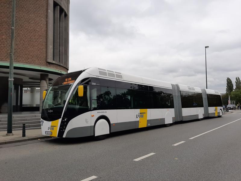 Busworld 2019: VanHool 24m 'trambus' se systémem BUSTEC