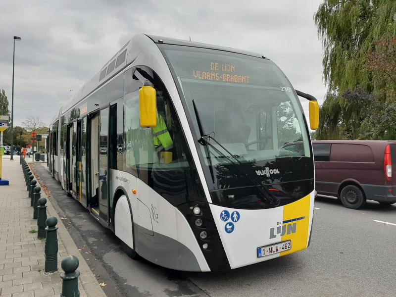 Busworld 2019: VanHool 24m 'trambus' se systémem BUSTEC