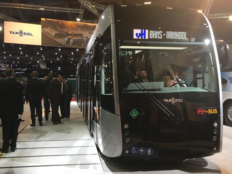 Busworld 2019: VanHool 24m 'trambus' se systémem BUSTEC