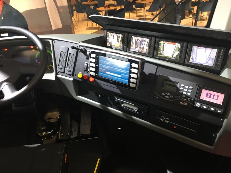 Busworld 2019: VanHool 24m 'trambus' se systémem BUSTEC