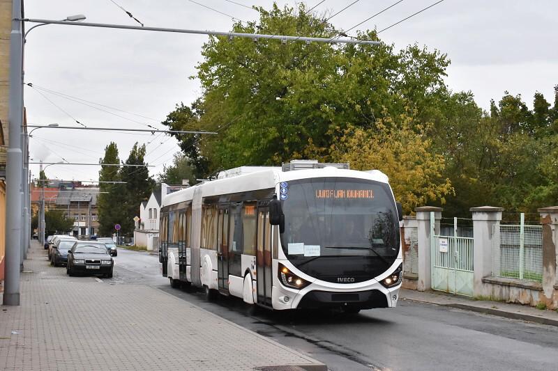 Kluž, Limoges, Pardubice, Riga, Saint-Étienne či Teplice. Testované trolejbusy v ulicích Plzně