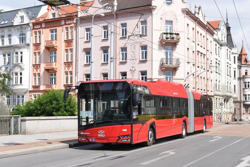 Kluž, Limoges, Pardubice, Riga, Saint-Étienne či Teplice. Testované trolejbusy v ulicích Plzně