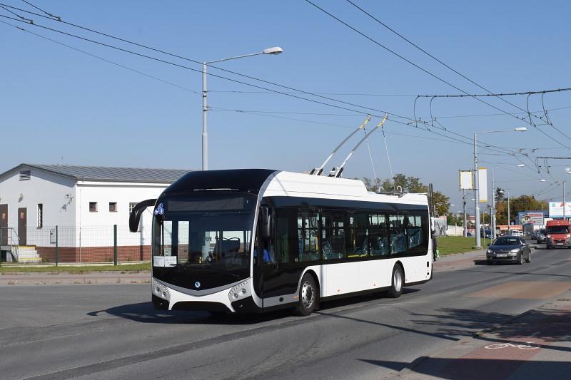 Kluž, Limoges, Pardubice, Riga, Saint-Étienne či Teplice. Testované trolejbusy v ulicích Plzně