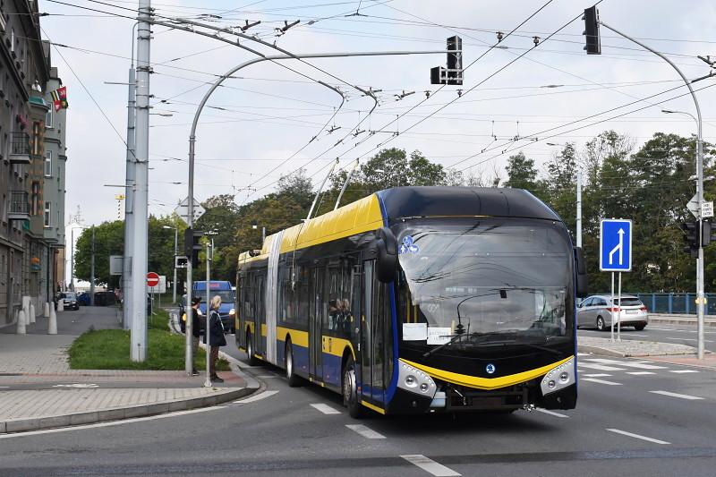 Kluž, Limoges, Pardubice, Riga, Saint-Étienne či Teplice. Testované trolejbusy v ulicích Plzně