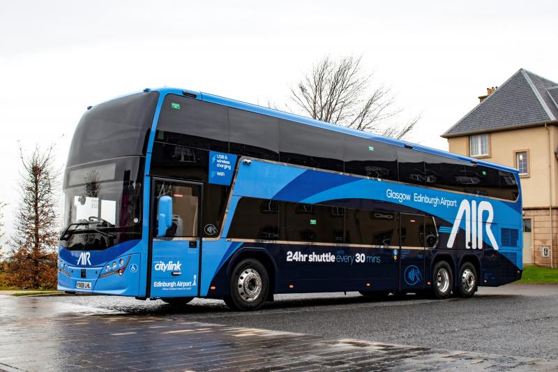 Z Glasgow na Edinburgh Airport jezdí double-deckery