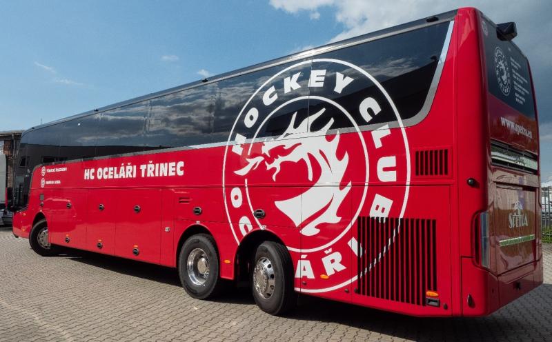 Třinecké hokejisty vozí unikátní autobus