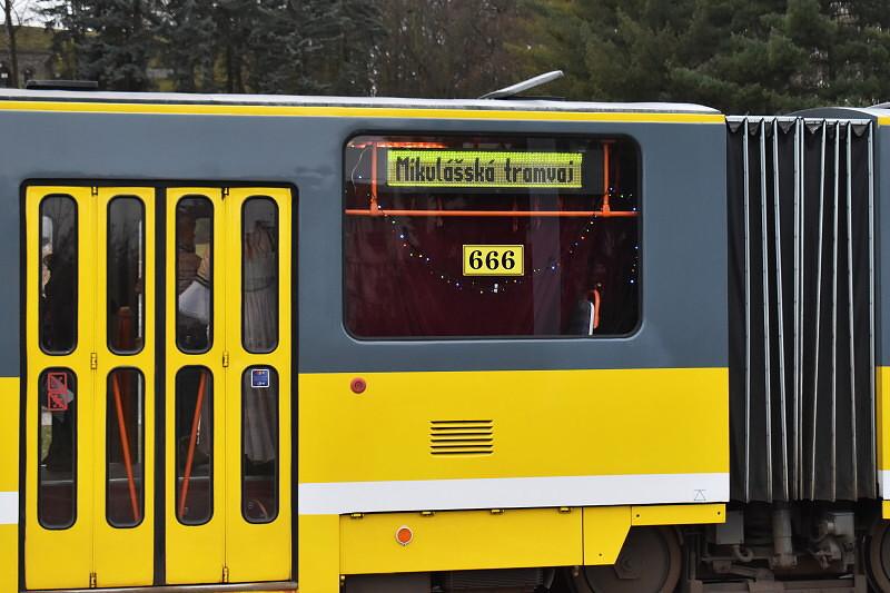 Mikulášská tramvaj vyjela do ulic Plzně