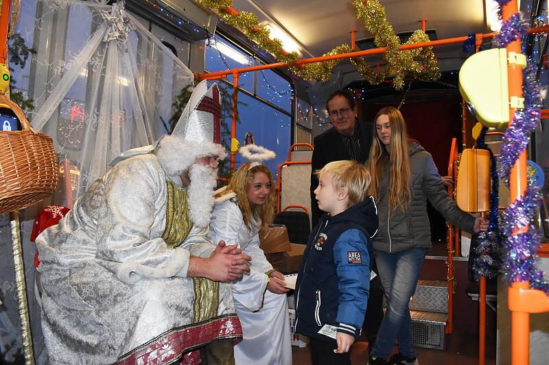 Mikulášská tramvaj vyjela do ulic Plzně