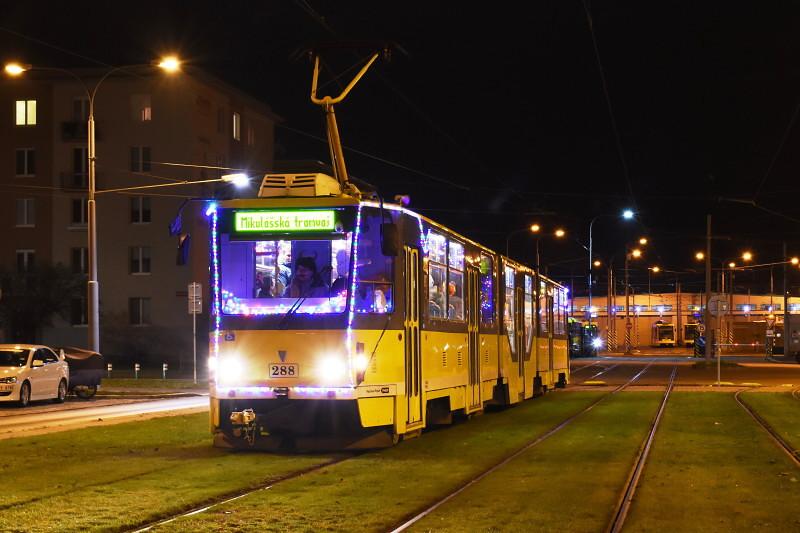 Mikulášská tramvaj vyjela do ulic Plzně