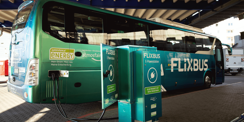 Technické problémy zastavily dálkový elektrický autobus FlixBus