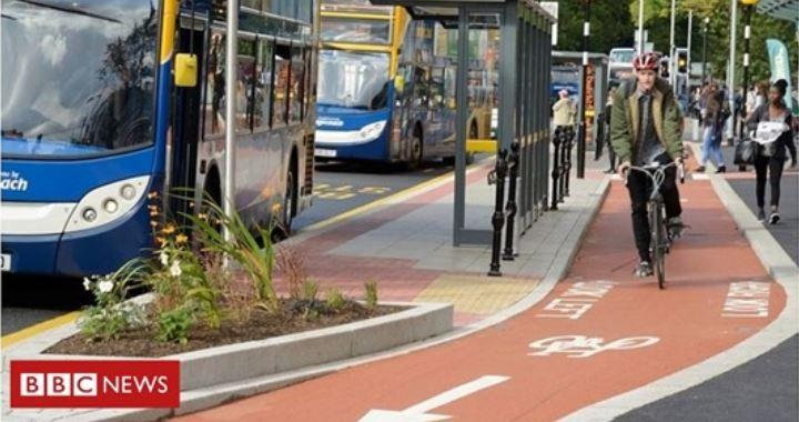 Vláda Borise Johnsona slibuje 5 miliard liber na autobusovou dopravu a cyklistické trasy