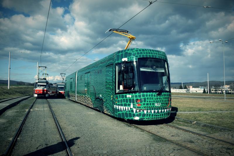 První Drak v přestrojení vyjel na zkušební jízdy Brnem