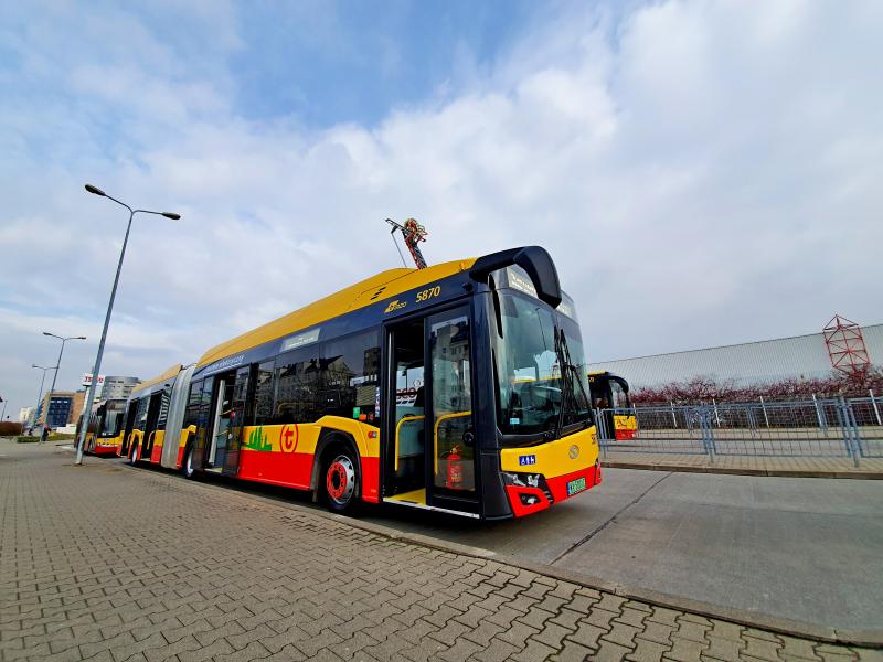 První ze 130 kloubových elektrických autobusů Solaris jezdí v ulicích Varšavy