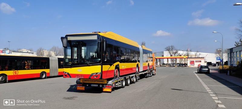 První ze 130 kloubových elektrických autobusů Solaris jezdí v ulicích Varšavy