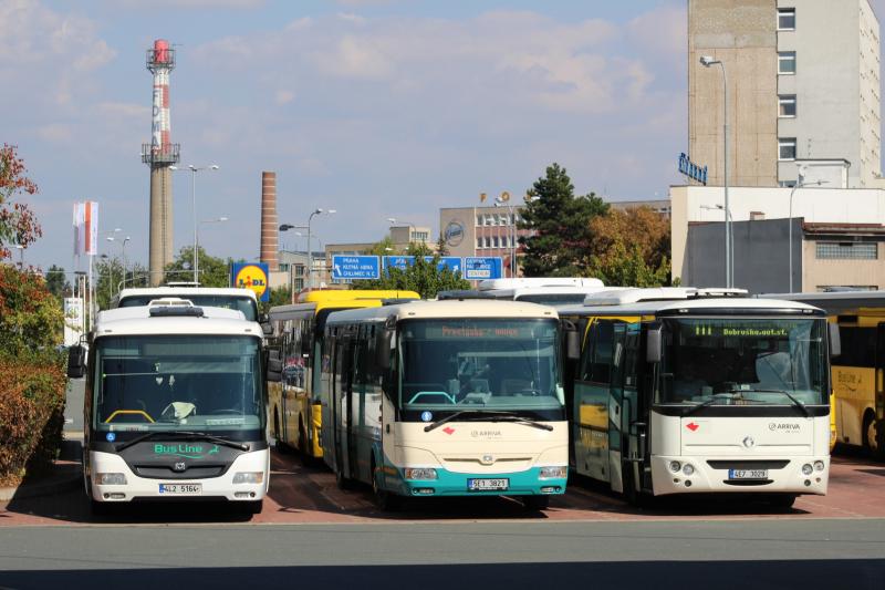 V krajích se obnovuje v autobusech běžný režim