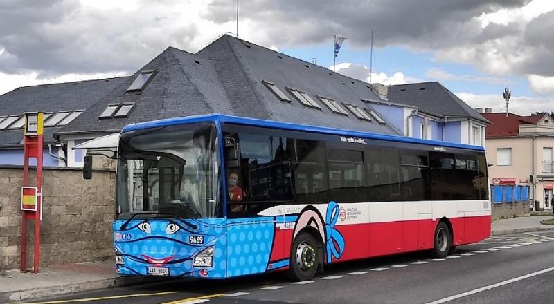 Na linkách PID vyjíždí autobus s netradičním polepem