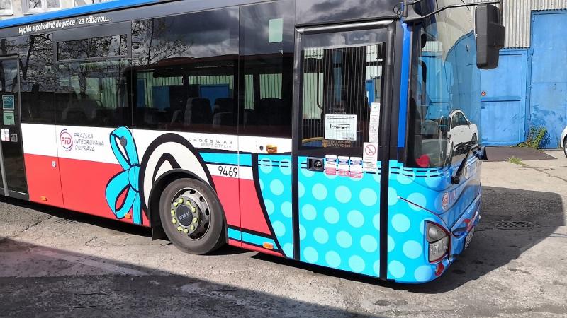 Na linkách PID vyjíždí autobus s netradičním polepem