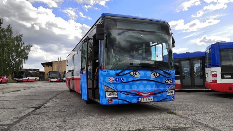 Na linkách PID vyjíždí autobus s netradičním polepem