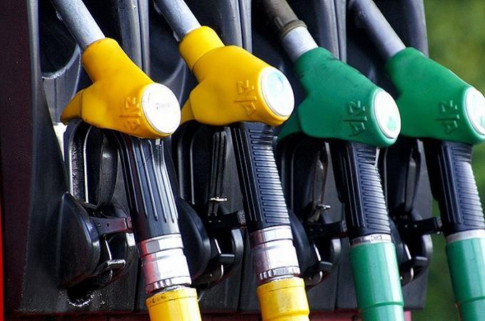 Ceny pohonných hmot klesly, podíl daní se zvýšil