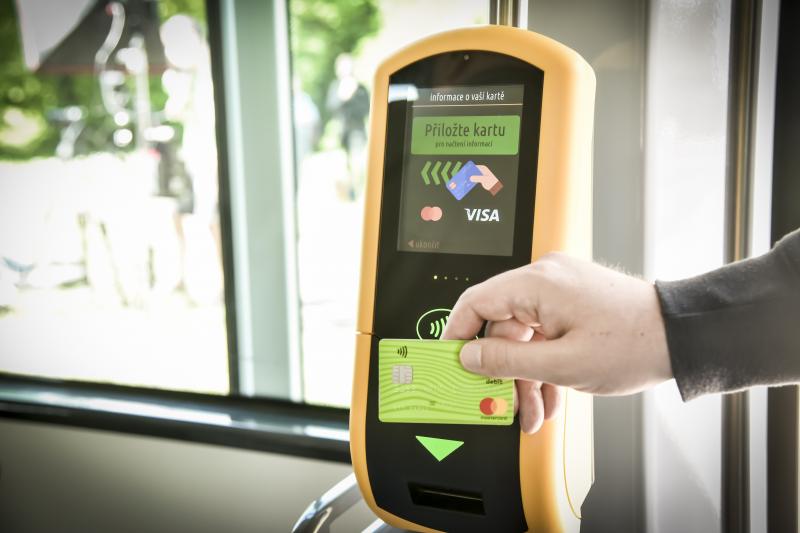 Nákup jízdenky v Brně bude ještě jednodušší, zaplatit půjde kartou ve vozech