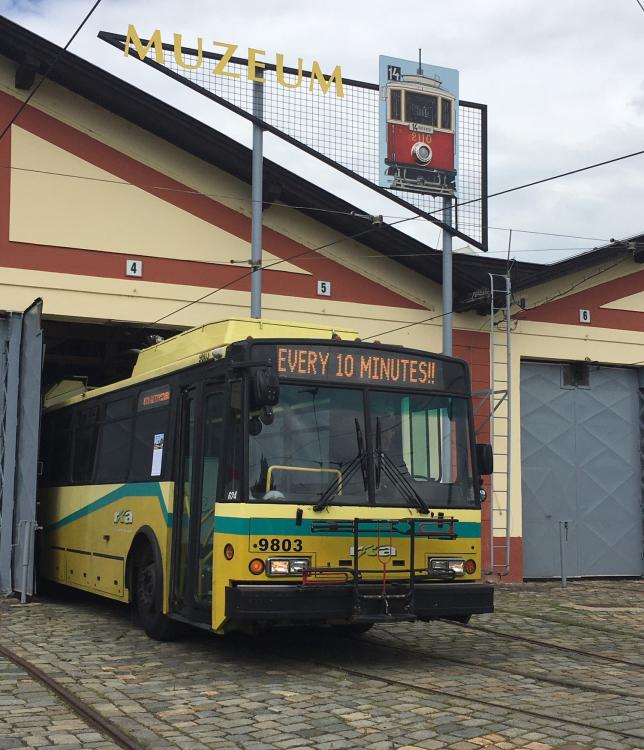 Jeden z posledních českoamerických trolejbusů Škoda 14 TrE je v Čechách