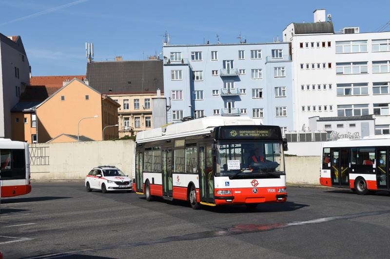 První pražský trolejbus po 60 letech v ulicích Prahy