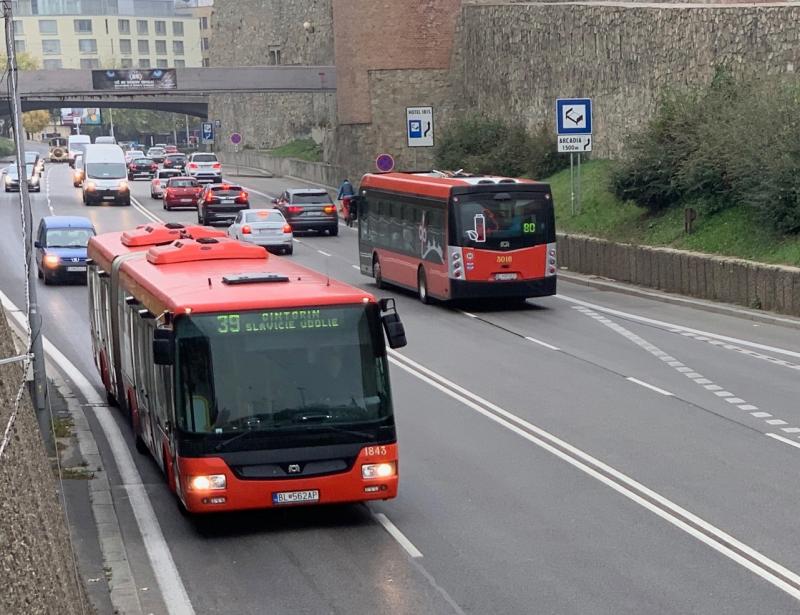 Cestující bratislavské MHD vozí autobusy značky SOR 20 let