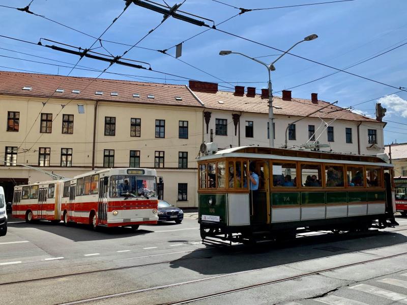 Historická vozidla na oslavách v Bratislavě