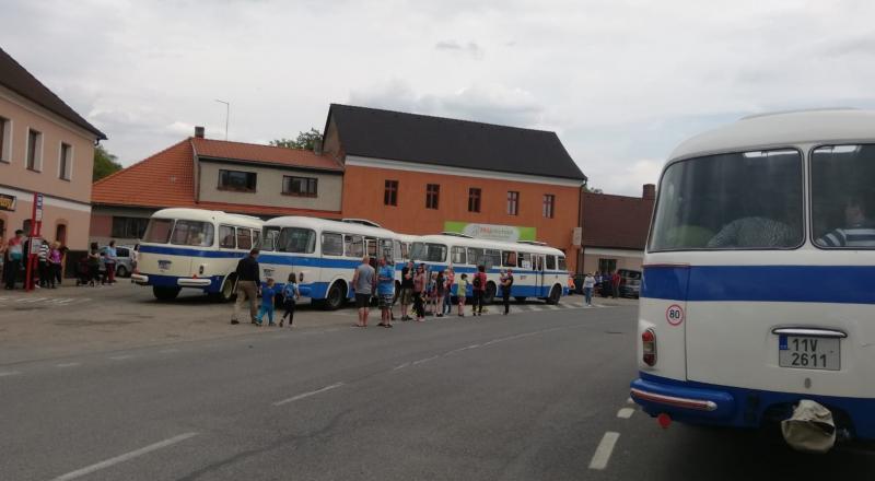 Historické autobusy v Muzeu v Lužné