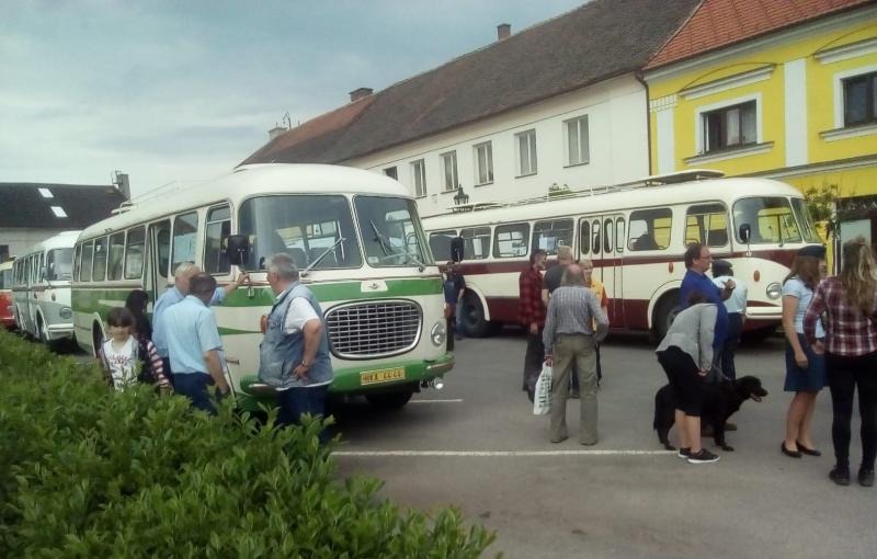 Historické autobusy v Muzeu v Lužné