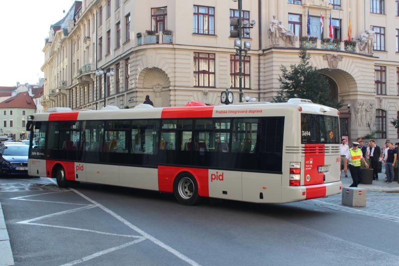 Po Praze jezdí autobus v nových barvách PID