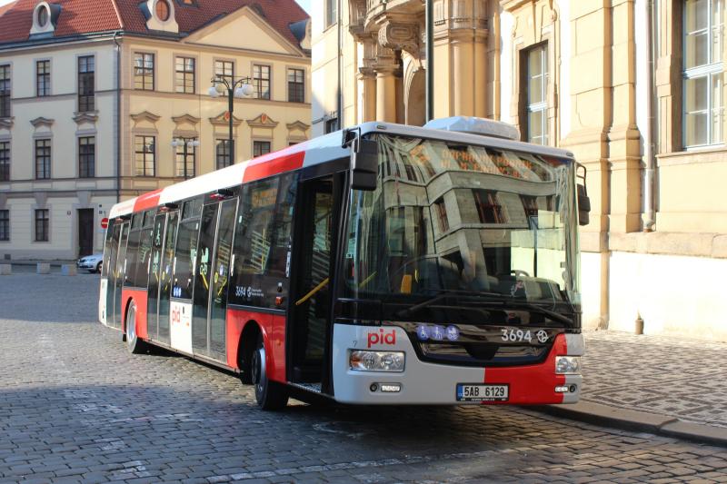 Po Praze jezdí autobus v nových barvách PID