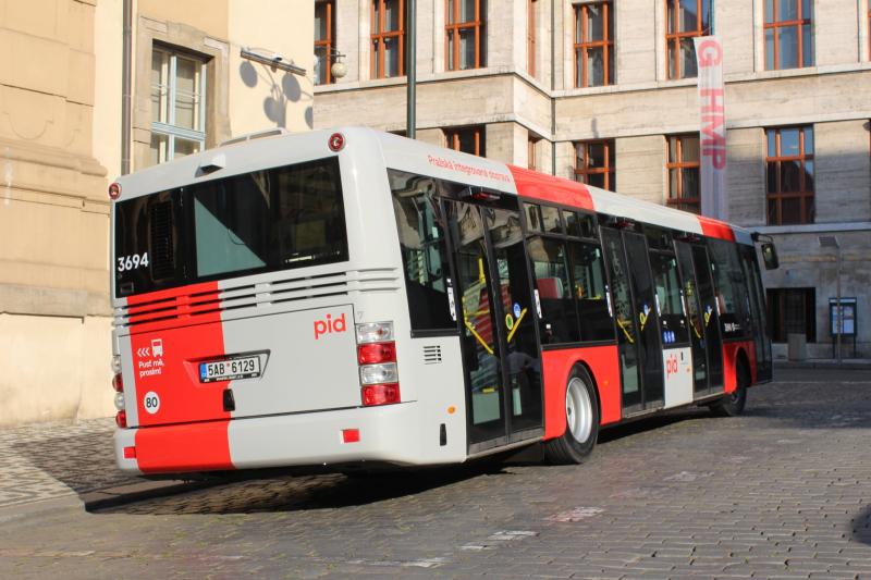 Po Praze jezdí autobus v nových barvách PID