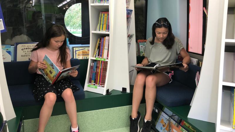 Jak přimět děti ke čtení? Ve Švédsku zkouší mobilní knihovny