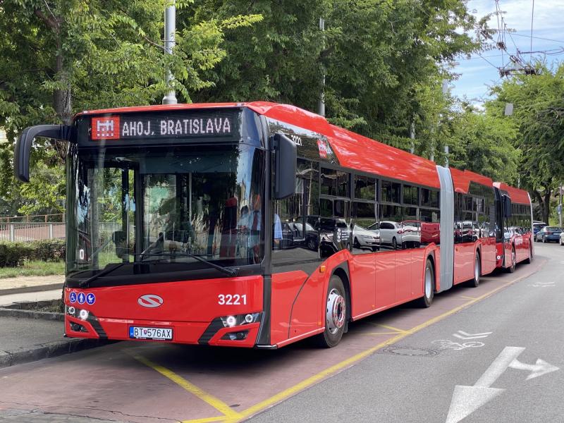 S novými autobusy na bratislavské letiště přijel i nový informační systém 