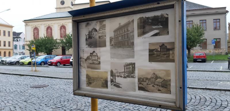 Po půl století dojezdily autobusy na náměstí v Mnichově Hradišti, označníky ale ještě nemizí