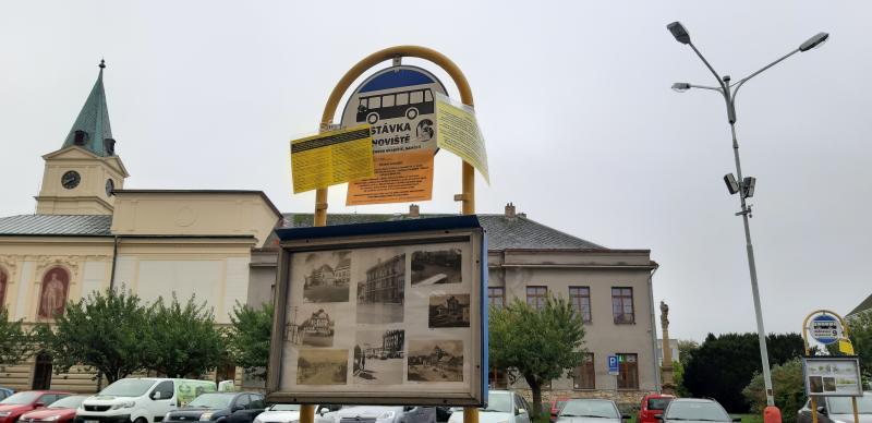 Po půl století dojezdily autobusy na náměstí v Mnichově Hradišti, označníky ale ještě nemizí