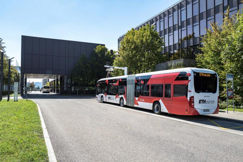 Nedávno představený Mercedes-Benz eCitaro G s plně elektrickým pohonem je v provozu v Curychu