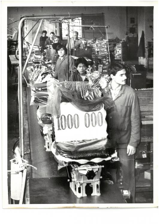 100 let od výroby první kovové židle, předchůdce autobusových sedaček 