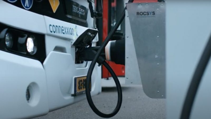 Automatizace v depu elektrobusů: Ebusco a Rocsys představily robota na obsluhu plug-in nabíjení