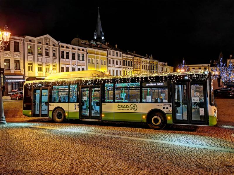 Kde jezdí nejhezčí vánoční trolejbus a tramvaj?