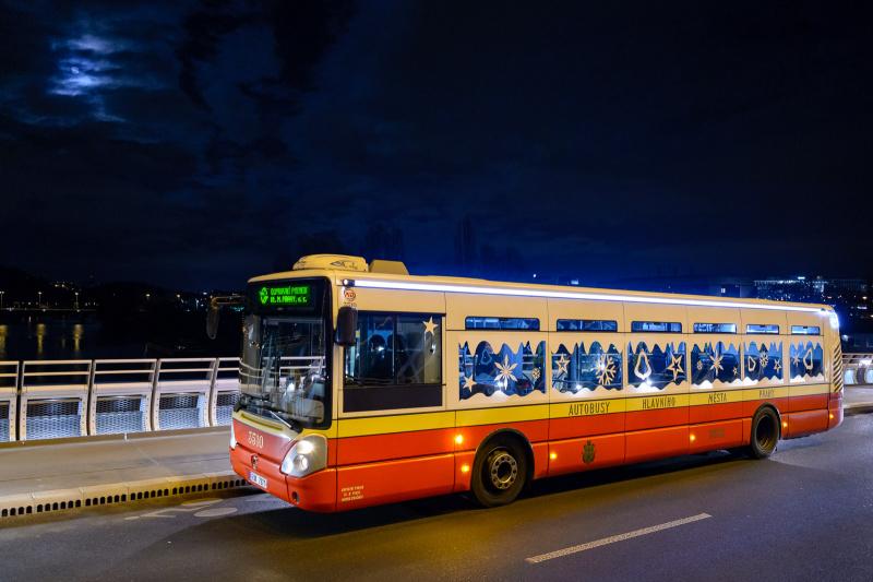 Kde jezdí nejhezčí vánoční trolejbus a tramvaj?