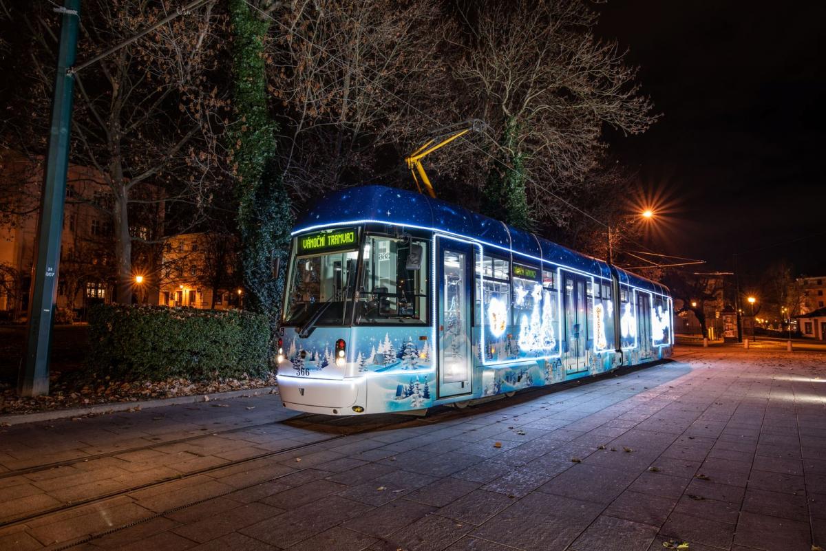 Nejhezčí Vánoční tramvaj jezdila v roce 2020 v maďarském Miskolci 