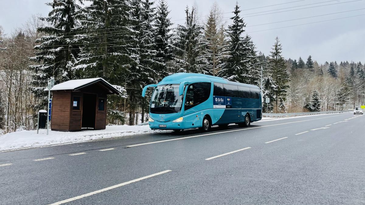 K bílým stopám na Moravě, Šumavě, Krušných horách nebo Krkonoších se přibližte autobusy Arrivy